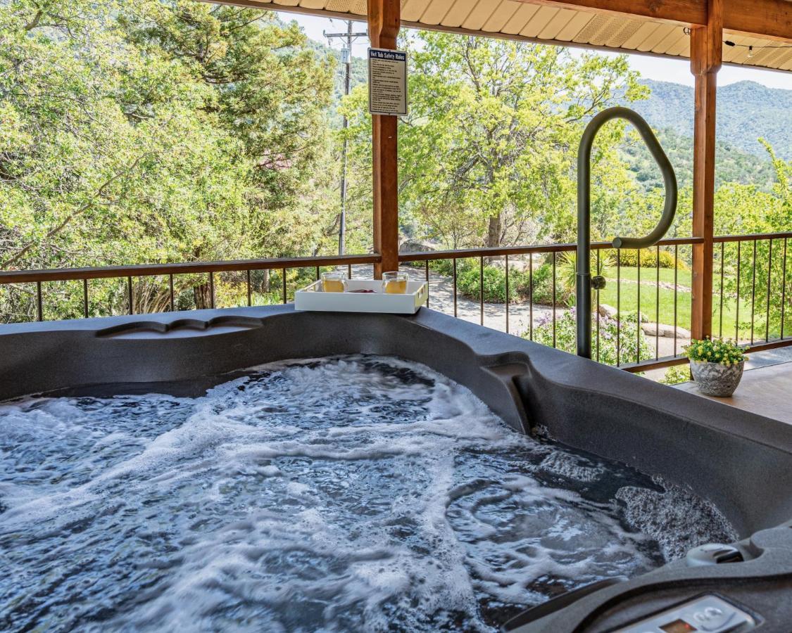 Secluded Mtn Top Family Haven W/Views Spa & Arcade ثري ريفرز المظهر الخارجي الصورة